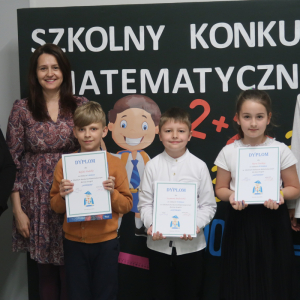 Laureaci konkursu matematycznego "Liczydełko" z kl. 2: Rafał Pudełko - 1 miejsce, Szymon Budzioch - 2 miejsce oraz Maria Turska - 3 miejsce w towarzystwie pani Wicedyrektor Doroty Gurgul, pań Iwony Czesak i Elżbiety Grzesik-Oleksyk. Kliknięcie na zdjęcie spowoduje jego powiększenie do rozmiaru oryginalnego.