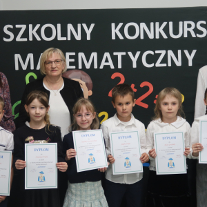 Osoby biorące udział w konkursie matematycznym "Liczydełko" z klas 1 w towarzystwie pani Wicedyrektor Doroty Gurgul oraz pań: Iwony Czesak i Elżbiety Grzesik-Oleksyk. Kliknięcie na zdjęcie spowoduje jego powiększenie do rozmiaru oryginalnego.