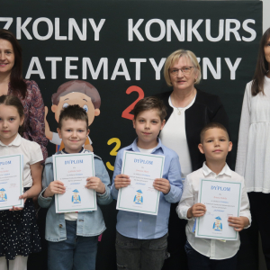 Laureaci szkolnego konkursu matematycznego "Liczydełko" z klas 1 : Milena Kabat - 1 miejsce, Gabriel Suder - 2 miejsce oraz Jonasz Skura i Wojciech Toboła - 3 miejsce. Towarzyszy im pani Wicedyrektor Dorota Gurgul, panie Iwona Czesak i Elżbieta Grzesik-Oleksyk. Kliknięcie na zdjęcie spowoduje jego powiększenie do rozmiaru oryginalnego.