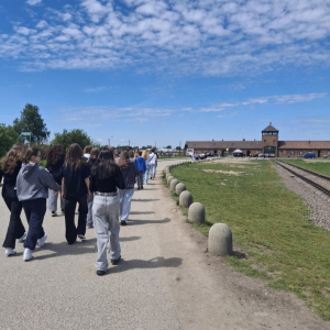 Ósmoklasiści na terenie obozu w Oświęcimiu. Kliknięcie na zdjęcie spowoduje jego powiększenie do rozmiaru oryginalnego.