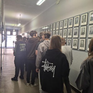 Uczniowie kl. 8 oglądają wystawę upamiętniającą więźniów obozu koncentracyjnego w Auschwitz. Kliknięcie na zdjęcie spowoduje jego powiększenie do rozmiaru oryginalnego.