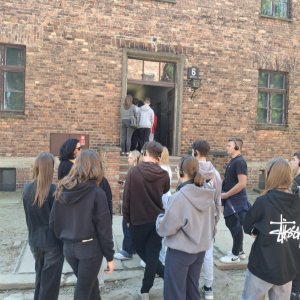 Uczniowie kl. 8 zwiedzają obóz koncentracyjny w Oświęcimiu. Kliknięcie na zdjęcie spowoduje jego powiększenie do rozmiaru oryginalnego.