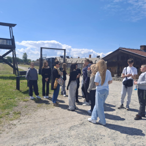 Klasy ósme przy barakach znajdujących się w obozie w Oświęcimiu. Kliknięcie na zdjęcie spowoduje jego powiększenie do rozmiaru oryginalnego.