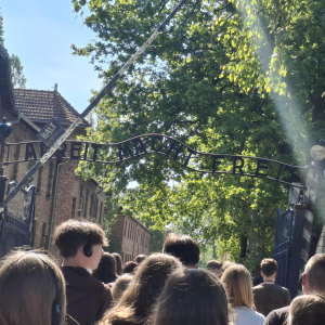 Uczniowie przy zabudowaniach znajdujących się na terenie obozu w Oświęcimiu. Kliknięcie na zdjęcie spowoduje jego powiększenie do rozmiaru oryginalnego.