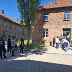 Młodzież z klas 8 na dziecińcu obozu w Oświęcimiu. Kliknięcie na zdjęcie spowoduje jego powiększenie do rozmiaru oryginalnego.
