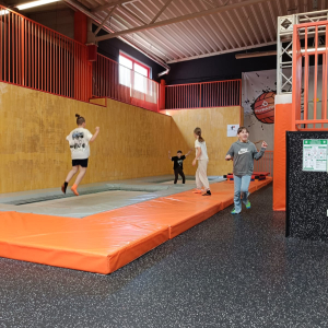 Uczestnicy wycieczki do "Flyparku" odbijają się na trampolinach. Kliknięcie na zdjęcie spowoduje je go powiększenie do rozmiaru oryginalnego.