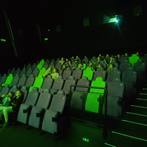 Uczniowie klas czwartych oglądają film "Minecraft". Kliknięcie na zdjęcie spowoduje je go powiększenie do rozmiaru oryginalnego.