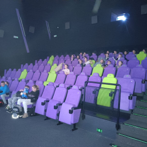Czwartoklasiści na seansie filmowym w kinie w Tarnowie. Kliknięcie na zdjęcie spowoduje je go powiększenie do rozmiaru oryginalnego.