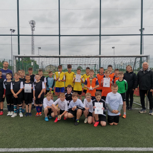 Reprezentanci Zespołu Szkół w Szczurowej - laureaci 1 miejsca w Gminnych Zawodach w Mini Piłce Nożnej z panem Robertem Dzieniem oraz pozostałymi drużynami biorącymi udział w zawodach. Kliknięcie na zdjęcie spowoduje jego powiększenie do rozmiaru oryginalnego.