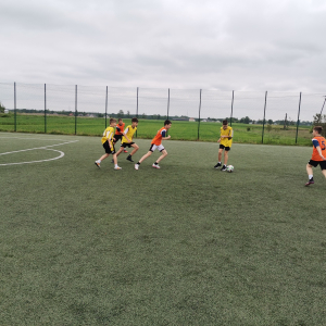 Grupka uczniów naszej szkoły gra w mini piłkę nożną na boisku sportowym "Orlik" w Szczurowej. Kliknięcie na zdjęcie spowoduje jego powiększenie do rozmiaru oryginalnego.