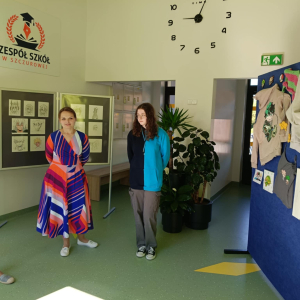 "Mój kolorowy świat" otwarcie wystawy dzieł Mileny Mleczko z kl. 7 b. Na wystawie obecna pani Wicedyrektor Dorota Gurgul, pani Magdalena Małek - nauczycielka plastyki oraz artystka - Milena Mleczko uczennica kl. 7 b. Kliknięcie na zdjęcie spowoduje jego powiększenie do rozmiaru oryginalnego.