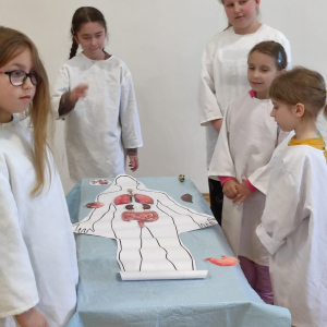 Uczniowie klas 2 ze schematem człowieka. Kliknięcie na zdjęcie spowoduje jego powiększenie do rozmiaru oryginalnego.