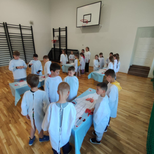 Pierwszoklasiści uzupełniają schemat ciała człowieka modelami narządów ludzkich. Kliknięcie na zdjęcie spowoduje jego powiększenie do rozmiaru oryginalnego.