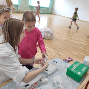 Jedna z instruktorek pokazuje prawidłowe zastosowanie opatrunków. Kliknięcie na zdjęcie spowoduje jego powiększenie do rozmiaru oryginalnego.