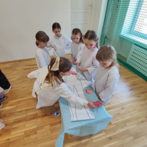 Pierwszoklasistki uzupełniają schemat ciała człowieka odpowiednimi organami. Kliknięcie na zdjęcie spowoduje jego powiększenie do rozmiaru oryginalnego.