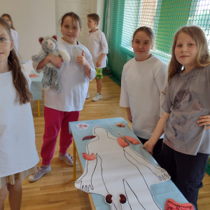 Uczennice klasy 3 a wraz z schematami graficznymi ciała człowieka i modelami organów ludzkich. Kliknięcie na zdjęcie spowoduje jego powiększenie do rozmiaru oryginalnego.