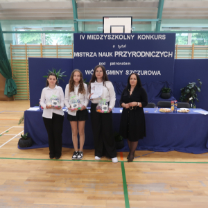Pani Dyrektor Joanna Ozorka-Krawczyk z laureatkami w 4 Międzyszkolnego Konkursu Nauk Przyrodniczych pod patronatem Wójta Gminy Szczurowa.  Kliknięcie na zdjęcie spowoduje jego powiększenie do rozmiaru oryginalnego.