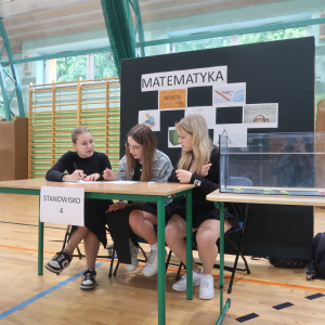 Reprezentacja jednej ze szkół rozwiązuje zadania konkursowe z matematyki.  Kliknięcie na zdjęcie spowoduje jego powiększenie do rozmiaru oryginalnego.