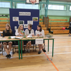 Reprezentacja konkursowa naszej szkoły przed sztalugą z zadaniami związanymi z biologią. Kliknięcie na zdjęcie spowoduje jego powiększenie do rozmiaru oryginalnego.