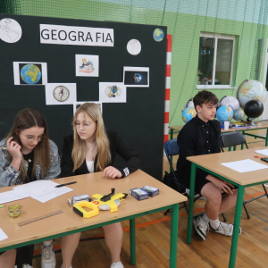 Uczestnicy konkursu w trakcie rozwiązywania zadań z geografii.  Kliknięcie na zdjęcie spowoduje jego powiększenie do rozmiaru oryginalnego.