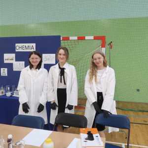 Reprezentacja naszej szkoły: Dorota Budzioch, Kamila Hebda i Aleksandra Tracz przed stoiskiem konkursowym z zadaniami z chemii.  Kliknięcie na zdjęcie spowoduje jego powiększenie do rozmiaru oryginalnego.