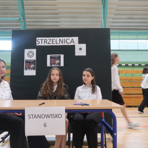 Reprezentacja jednej ze szkół przed sztalugą "Strzelnica" odsyłającą do zadań konkursowych realizowanych na szkolnej strzelnicy. Kliknięcie na zdjęcie spowoduje jego powiększenie do rozmiaru oryginalnego.