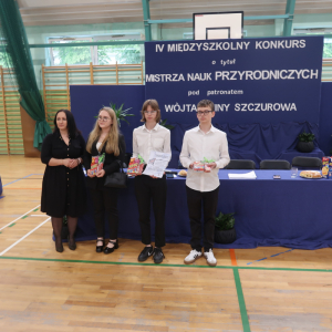 Pani Dyrektor Joanna Ozorka-Krawczyk z laureatami 4 Międzyszkolnego Konkursu Nauk Przyrodniczych pod patronatem Wójta Gminy Szczurowa. Kliknięcie na zdjęcie spowoduje jego powiększenie do rozmiaru oryginalnego.