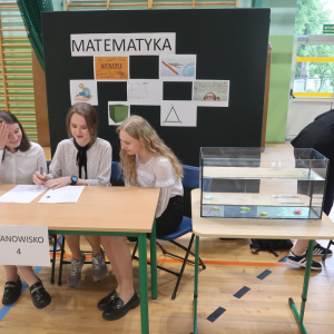 Uczennice naszej szkoły rozwiązują zadania konkursowe z matematyki.  Kliknięcie na zdjęcie spowoduje jego powiększenie do rozmiaru oryginalnego.