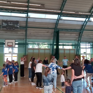 Wspólne zabawy sportowe uczniów i rodziców klas drugich oraz ich nauczycieli - tańce w kole. Kliknięcie na zdjęcie spowoduje jego powiększenie do rozmiaru oryginalnego.