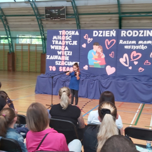 Uczennica klasy 2 b gra na skrzypcach dla rodziców w trakcie obchodów dnia rodziny. Kliknięcie na zdjęcie spowoduje jego powiększenie do rozmiaru oryginalnego.
