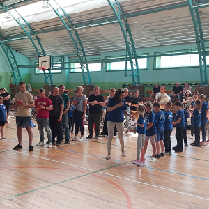 Zabawa: tata- syn. Rodzice i ich dzieci stoją w szeregach. Uczestniczą w obchodach Dnia Rodziny. Kliknięcie na zdjęcie spowoduje jego powiększenie do rozmiaru oryginalnego.