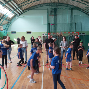 Zabawy w kołami hula-hop w trakcie obchodów Dnia Rodziny klas 2. Kliknięcie na zdjęcie spowoduje jego powiększenie do rozmiaru oryginalnego.