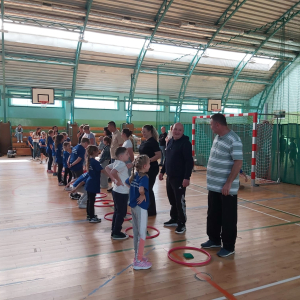 Zabawy sportowe, w których uczestniczą rodzice i dzieci z klas 2. Kliknięcie na zdjęcie spowoduje jego powiększenie do rozmiaru oryginalnego.