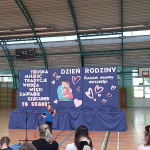 Uczennica klasy 2 a gra na skrzypcach utwór dla zebranych na hali gimnastycznej rodziców. Kliknięcie na zdjęcie spowoduje jego powiększenie do rozmiaru oryginalnego.