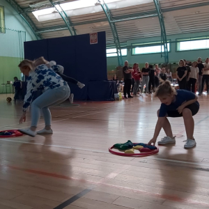 Uczniowie klas 2 rywalizują wraz z rodzicami w zabawach sportowych z okazji Dnia Rodziny. Kliknięcie na zdjęcie spowoduje jego powiększenie do rozmiaru oryginalnego.
