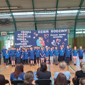Uczniowie klas 2 a i 2 b recytują wiersze dla swoich rodziców. Kliknięcie na zdjęcie spowoduje jego powiększenie do rozmiaru oryginalnego.
