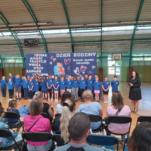 Pani Dyrektor Joanna Ozorka-Krawczyk przemawia do rodziców i uczniów klas 2 zebranych z okazji obchodów Dnia Rodziny. Kliknięcie na zdjęcie spowoduje jego powiększenie do rozmiaru oryginalnego.