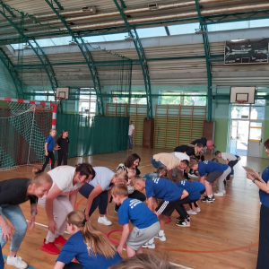Rodzice i ich uczniowie rywalizują w trakcie zabaw sportowych przygotowanych przez nauczycielki z okazji obchodów Dnia Rodziny. Kliknięcie na zdjęcie spowoduje jego powiększenie do rozmiaru oryginalnego.
