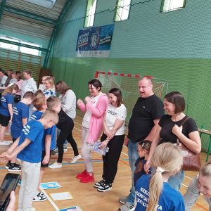 Rodzice szukają na hali gimnastycznej swoich portretów przygotowanych przez ich dzieci. Kliknięcie na zdjęcie spowoduje jego powiększenie do rozmiaru oryginalnego.