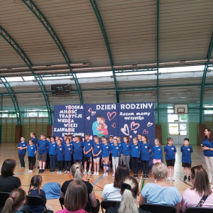 Organizatorki obchodów Dnia Rodziny klas 2 panie: Dorota Gargul i Elżbieta Grzesik-Oleksyk wraz ze swoimi uczniami na hali przemawiają do zebranych rodziców. Kliknięcie na zdjęcie spowoduje jego powiększenie do rozmiaru oryginalnego.