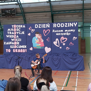 Uczeń klasy 2 a gra na gitarze dla zebranych rodziców. Kliknięcie na zdjęcie spowoduje jego powiększenie do rozmiaru oryginalnego.