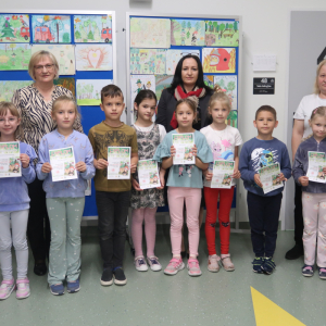 Dzieci biorące udział w akcji Giga laurka edycja 2025 w towarzystwie pani Dyrektor Joanny Ozorki-Krawczyk, Iwony Czesaki i Renaty Caban. Kliknięcie na zdjęcie spowoduje jego powiększenie do rozmiaru oryginalnego.
