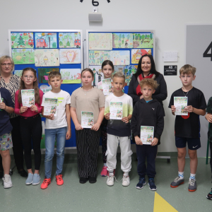 Uczniowie klas 3 a z dyplomami za udział w akcji Giga laurką 2025 w towarzystwie pani Dyrektor Joanna Ozorką-Krawczyk i panią Iwoną Czesak. Kliknięcie na zdjęcie spowoduje jego powiększenie do rozmiaru oryginalnego.