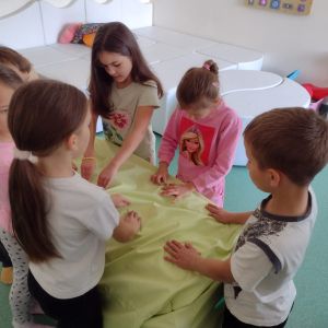 Uczniowie dotykają Musicona przez pokrowiec. Kliknięcie na zdjęcie spowoduje jego powiększenie do rozmiaru oryginalnego.