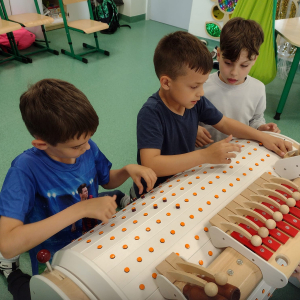 Chłopcy grają na Musiconie. Kliknięcie na zdjęcie spowoduje jego powiększenie do rozmiaru oryginalnego.