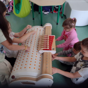 Uczestnicy projektu grają na Musicon. Kliknięcie na zdjęcie spowoduje jego powiększenie do rozmiaru oryginalnego.