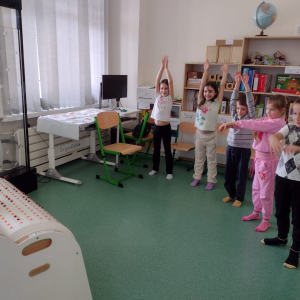 Uczniowie ćwiczą w rytm muzyki wygrywanej przez Musicon. Kliknięcie na zdjęcie spowoduje jego powiększenie do rozmiaru oryginalnego.