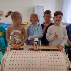 Uczniowie biorący udział w zajęciach projektowych stoją przed Musicon. Kliknięcie na zdjęcie spowoduje jego powiększenie do rozmiaru oryginalnego.