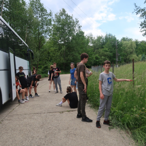 Młodzież wysiada z autobusu w schronisku w Borku. Kliknięcie na zdjęcie spowoduje jego powiększenie do rozmiaru oryginalnego.