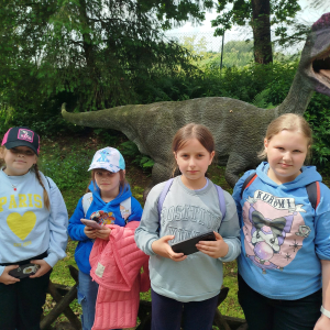 Uczennice klasy 3 b pozują na tle modelu dinozaura. Kliknięcie na zdjęcie spowoduje jego powiększenie do rozmiaru oryginalnego.